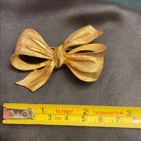 Elegant Brooch Set with Gold, Green, and Crystal Accents - Picture 8 of 8